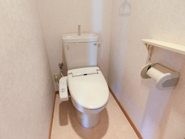 サンステージ東合川のトイレ|温水洗浄便座付きです。