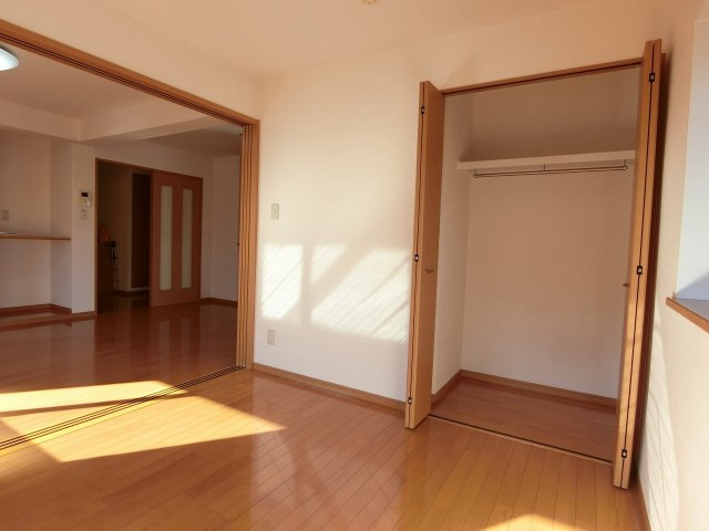 サンステージ東合川の洋室|リビング隣で使い勝手いいですよ