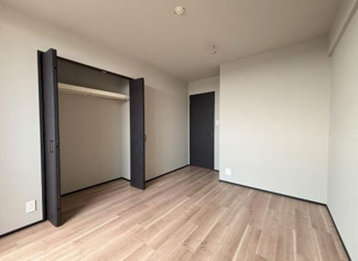 【洋室】 | アズループレシオ | バルコニーに面した洋室約6.5帖です♪大きなクローゼットが設けられております！たくさんのお洋服・小物が収納できるので、室内を有効に使用していただけます！！