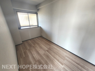 【洋室】 | アズループレシオ | 洋室約4.5帖です♪室内は令和７年８月フルリフォーム済み！お待たせ無しで即ご入居していただけます！