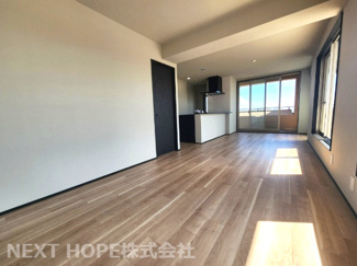 【居間・リビング】 | アズループレシオ | LDKは約18.8帖の大空間です♪休日も自宅でゆっくり寛げます！！たいへん開放的なLDKです♪