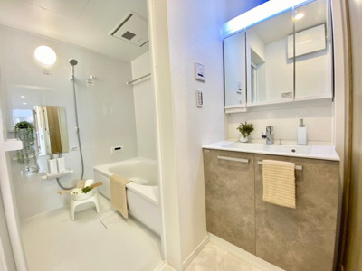 【外観パース】 | 武蔵浦和１棟 | Panasonicの3面鏡化粧台でミラー裏はたっぷり収納できます
LED照明を採用、シャワー水栓付き