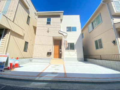 【その他】 | 武蔵浦和１棟 | 施工例：シンプルstyleの住宅、外構部はタイルなどで施工され、
ご家族を温かいぬくもりに包みこみます
