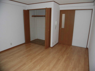 【居間・リビング】 | メゾンササキ | 扉の色が鮮やかできれいなリビングです。