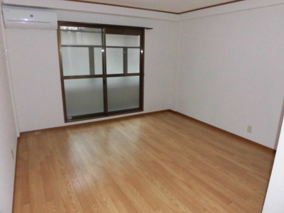 【居間・リビング】 | メゾンササキ | エアコン付きのお部屋です。