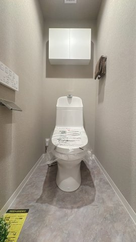 【トイレ】 | アクロス博多セントラルパーク☆仲介手数料無料☆ | 手洗い一体型のトイレは節水効果があり、環境にもお財布にも優しい人気のタイプです。もちろんウォシュレット機能も完備しています。