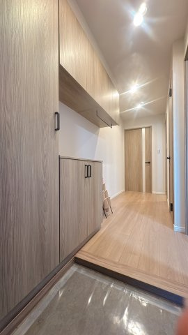 【玄関】 | アクロス博多セントラルパーク☆仲介手数料無料☆ | 住まいの顔となる玄関は、気品漂うデザイン。収納力豊富なシューズボックスを備えています。