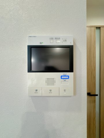 【防犯設備】 | アクロス博多セントラルパーク☆仲介手数料無料☆ | TVモニター付きインターホン完備。オートロックと合わせて、日々の安心をサポートします。