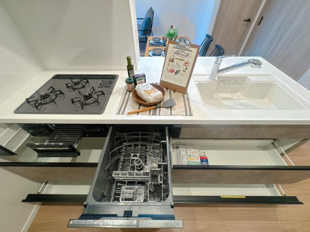 【その他】 | アクロス博多セントラルパーク☆仲介手数料無料☆ | 効率的な動線を追求したシステムキッチン。火力の強いコンロや広いシンクで、毎日の料理がもっと楽しく、クリエイティブな時間に変わります。