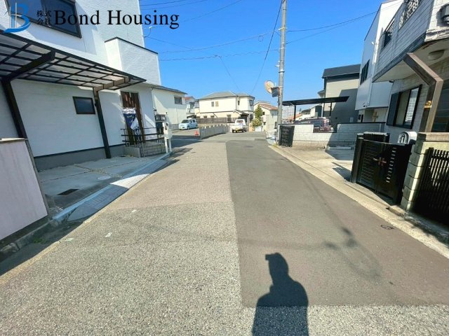 JR朝霧駅徒歩10分以内　朝霧南町4丁目　中古戸建の前面道路含む現地写真