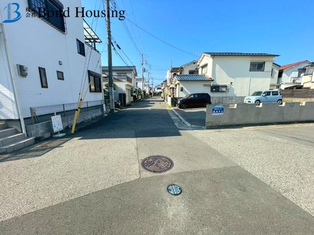 JR朝霧駅徒歩10分以内　朝霧南町4丁目　中古戸建の前面道路含む現地写真