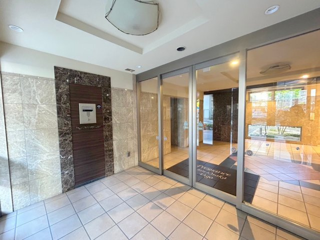 プレサンス新大阪ヴィガのエントランス