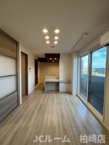 柏崎市三和町のアパートの居間・リビング