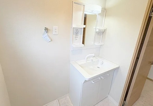 大宮七里グリーンハイツ2号棟の独立洗面台|リフォーム済みで新規の洗面台です