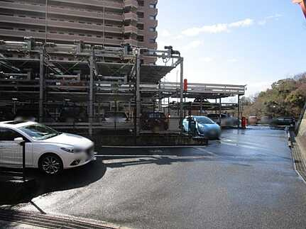 ライオンズヒルズ牛田早稲田の駐車場