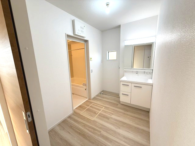 アーバンスタイル渋川市八木原１期　４号棟の独立洗面台|シャワー水栓付き洗面台で朝の身支度もバッチリです！
洗面台には収納スペースもあり洗面室もすっきり片付きますよ！