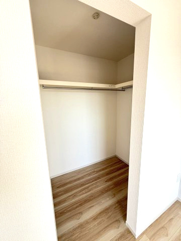 アーバンスタイル渋川市八木原１期　４号棟の収納|２階洋室4収納です。たっぷり収納できるウォークインクローゼットです。