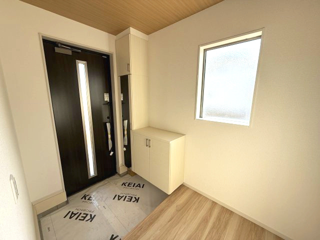 アーバンスタイル渋川市八木原１期　４号棟の玄関|玄関収納もついていますよ！