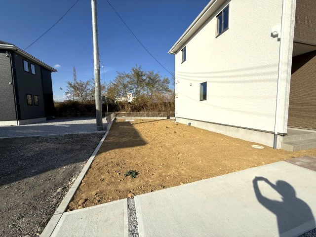 アーバンスタイル渋川市八木原１期　４号棟の庭|西側にもお庭があります