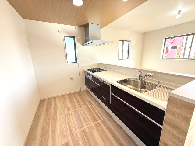 アーバンスタイル渋川市八木原１期　４号棟のキッチン|人気のカウンターキッチン採用です☆
コンロも３口ご用意しています！調理スペースも広くストレスなくお料理できます。
浄水器つきなので美味しいお水も飲めますよ♪