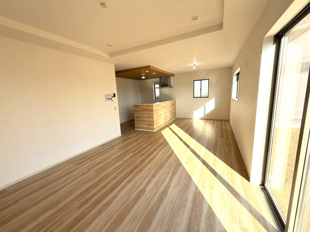 アーバンスタイル渋川市八木原１期　４号棟の居間・リビング|カウンターキッチンなのでお料理をしながら会話もできます。
夕食の支度をしながら、お子様の様子も見られて自然と会話も増えますよ♪