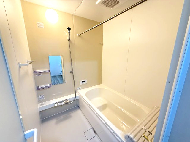 アーバンスタイル渋川市八木原１期　４号棟の浴室|１坪タイプのフルオートバスです！
足を延ばして入れる広さなので一日の疲れも癒されますよ♪
室内物干しや浴室乾燥機もあるのでお天気の悪い日にはランドリースペースとしてもご利用できます！