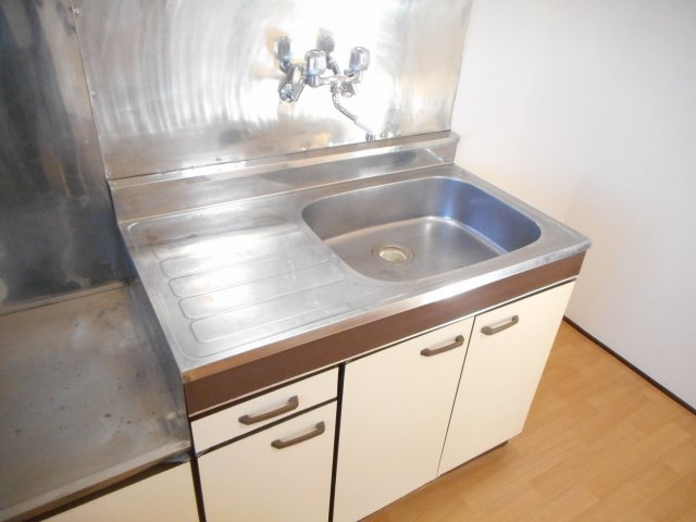 宮沢ハイツのキッチン|コンパクトなキッチンで掃除もラクラク