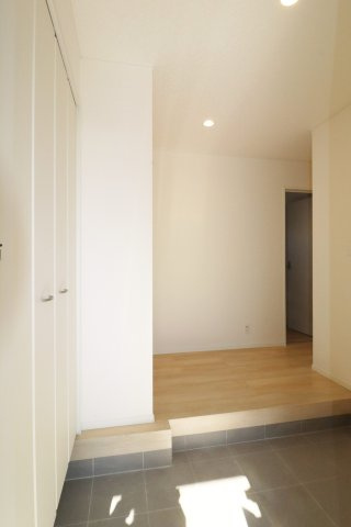 郡山市富田町大徳南第19　　　4号棟　　小山田小学校、大槻中学区の玄関