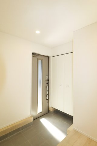 郡山市富田町大徳南第19　　　4号棟　　小山田小学校、大槻中学区の玄関