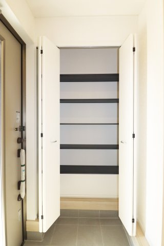 郡山市富田町大徳南第19　　　4号棟　　小山田小学校、大槻中学区の玄関