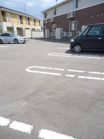 ラ・シンティランテⅡの駐車場|車をお持ちの方に嬉しい駐車場付きの物件です