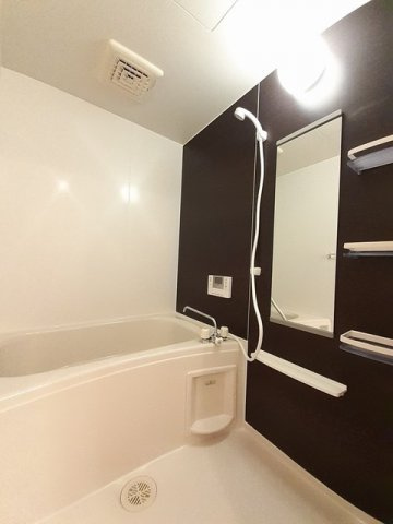 ラ・シンティランテⅡの浴室|日々の疲れを癒すお風呂付です