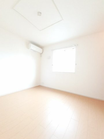 ラ・シンティランテⅡの内装|明るい色調の室内です