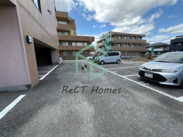 オーセント飯田の駐車場