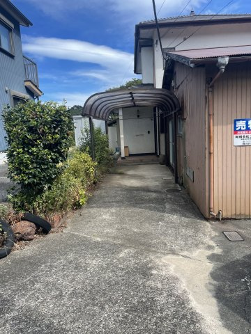 川奈　戸建ての駐車場|玄関に続く駐車スペース