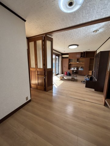 川奈　戸建ての居間・リビング|洋室の扉を開けると広々とした空間に