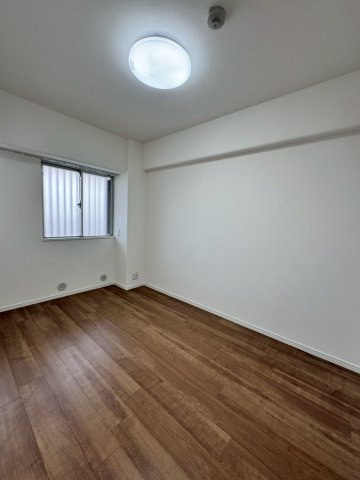 守口ハイライフB棟の洋室|約4.8帖のお部屋です。クローゼット内は壁で仕切られており、季節物で分けたりとフレキシブルにお使いいただけます。