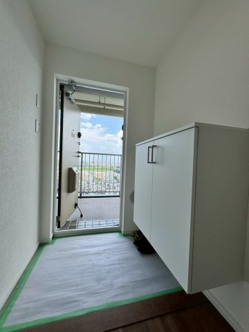 守口ハイライフB棟の玄関|白を基調としたシューズボックスで清潔感があります。