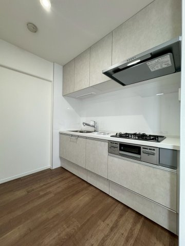 守口ハイライフB棟のキッチン|ビルトイン三口コンロ付きでお料理もスムーズです。