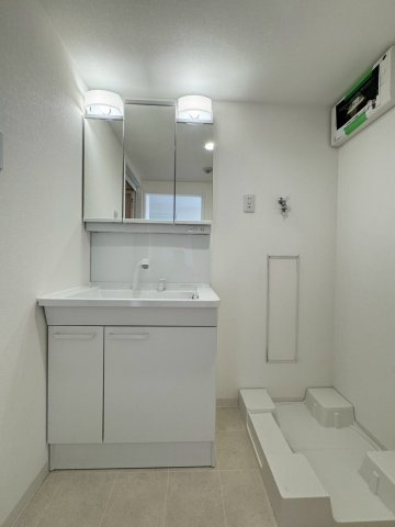 守口ハイライフB棟の独立洗面台|三面鏡付きの洗面台で鏡裏は収納になっています。