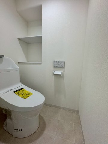 守口ハイライフB棟のその他|トイレに棚付きでトイレ用品もすっきり収納可能です。