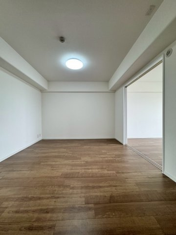 守口ハイライフB棟の居間・リビング|DKは約9.8帖です。洋室の扉を開けると、お部屋を広々とご使用いただけます。
