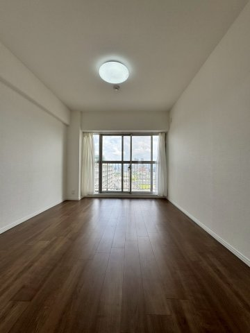 守口ハイライフB棟の洋室|洋室は約6.3帖あります。バルコニーに面しており、最上階部分のため日当たり・眺望・通風も良好です。