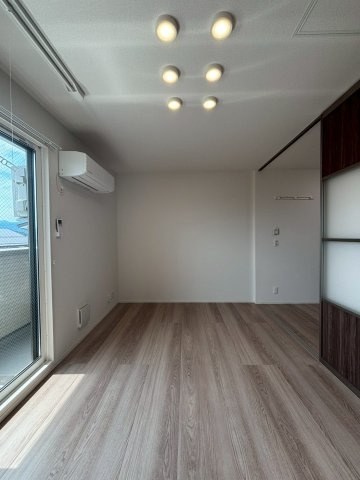 柏崎市三和町のアパートの居間・リビング