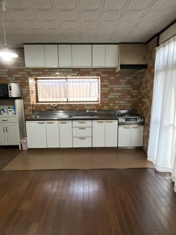 【キッチン】 | 収納豊富なシステムキッチンです。
調理中は壁がレンガ柄ですので、コックさんになった気分になりますよ♪