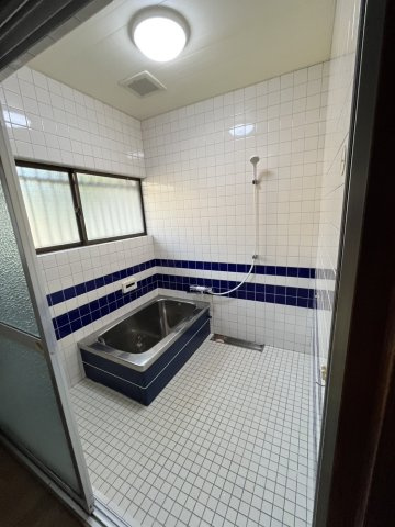 【浴室】 | 状態が良く広々とした、浴室です。
大人二人でも楽々、シャワーを浴びれる広さです。