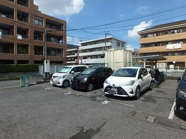 ハイライズ西船の駐車場