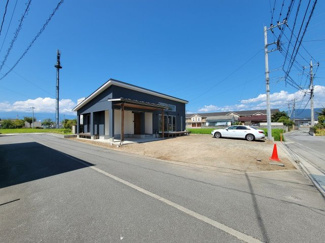 【外観】 | 南東角地で日当り良好　カースペース並列4台分あり