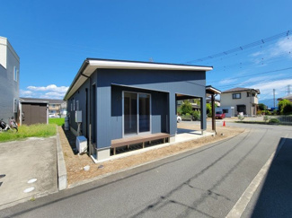 【前面道路含む現地写真】 | 建物、南側にもウッドデッキあり