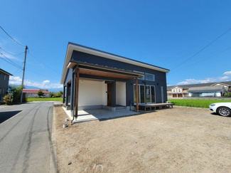 【外観】 | カバードポーチとウッドデッキが特徴的な外観　平屋建て